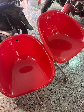 Mesa riñón blanca y 2 sillas rojas