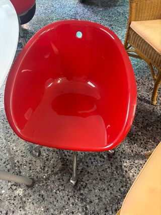 Mesa riñón blanca y 2 sillas rojas