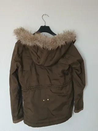 Abrigo verde militar con capucha