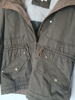 Abrigo verde militar con capucha