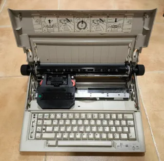 Máquina de escribir Olivetti PT 505