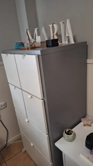 Cómoda VISTHUS Ikea Gris y Blanca