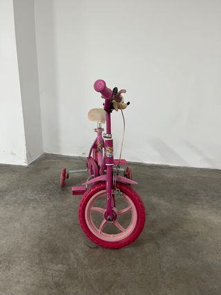 Bicicleta infantil rosa con ruedas de apoyo
