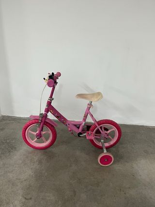 Bicicleta infantil rosa con ruedas de apoyo