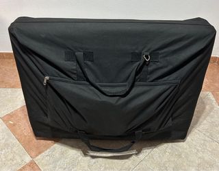 Camilla plegable de madera Quirumed y mochilla.