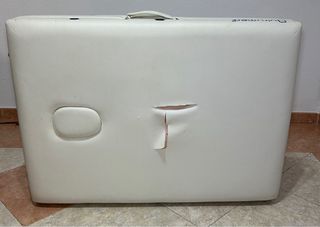 Camilla plegable de madera Quirumed y mochilla.