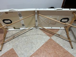 Camilla plegable de madera Quirumed y mochilla.