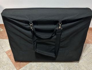 Camilla plegable de madera Quirumed y mochilla.