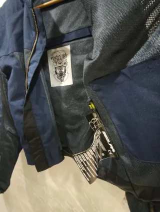 Chaqueta de moto azul y negra