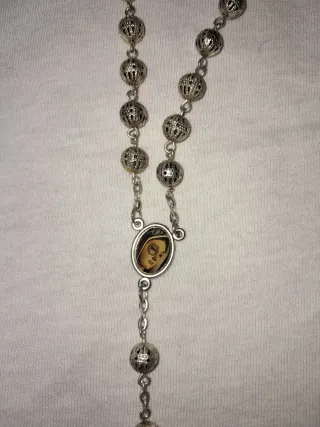 Rosario plateado con medalla