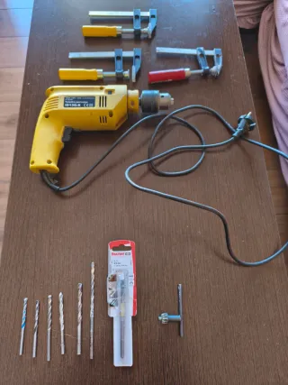 Taladro percutor y 3 sargentos y diversas brocas