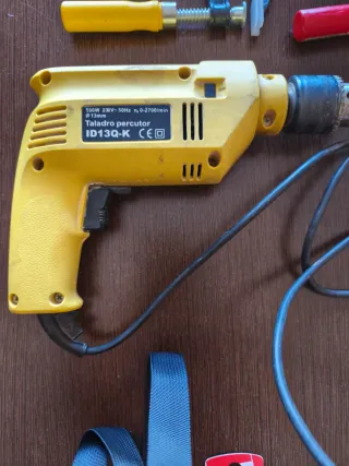 Taladro percutor y 3 sargentos y diversas brocas