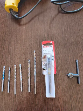 Taladro percutor y 3 sargentos y diversas brocas