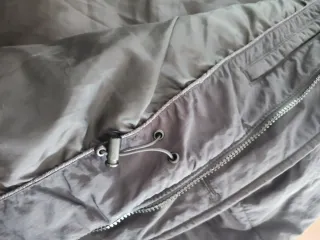 Chaquetón hombre negro con capucha