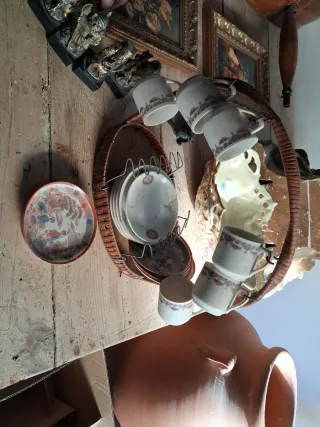 Cesta decorativa de mimbre y cerámica