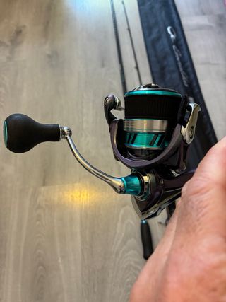 Caña y carrete Daiwa Emeraldas Eging calamar pesca