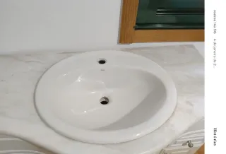 Mueble de baño con mármol y lavabo