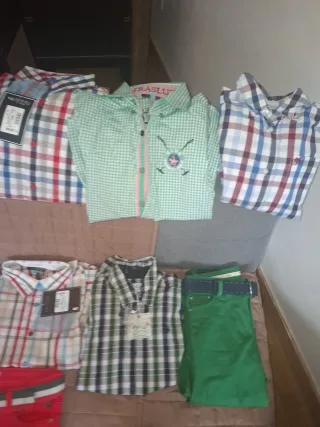 Camisas y pantalones con etiqueta