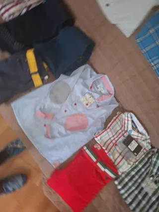 Camisas y pantalones con etiqueta