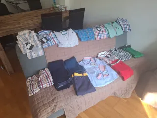 Camisas y pantalones con etiqueta