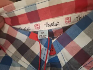 Camisas y pantalones con etiqueta