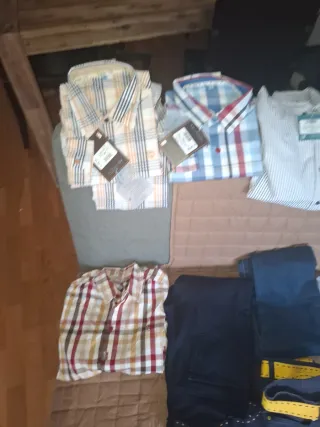 Camisas y pantalones con etiqueta