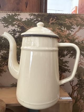 Jarra antigua esmaltada crema