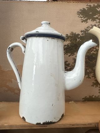 Jarra antigua esmaltada crema