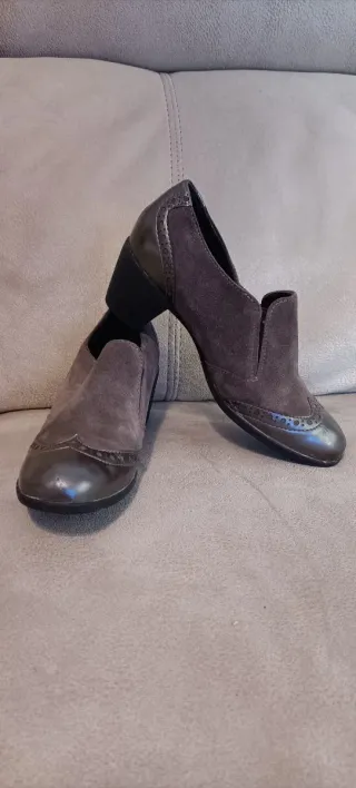 Zapatos grises plateados