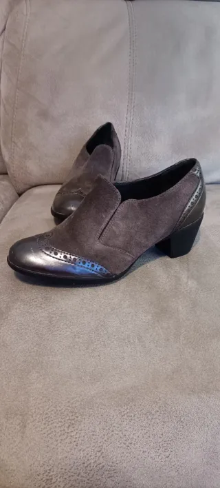 Zapatos grises plateados