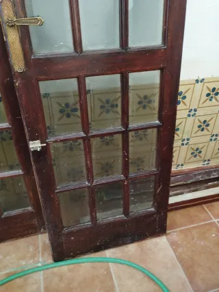 Puerta madera maciza con cristales