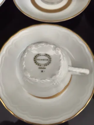 Juego de café de porcelana con detalles dorados