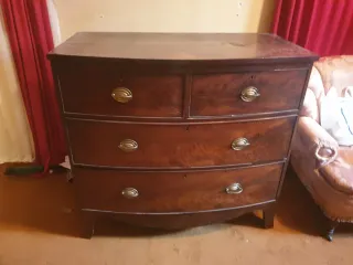 Cómoda de madera estilo clásico