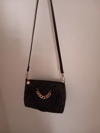 Bolso negro mujer con cadena dorada