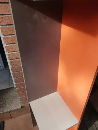 Estantería de madera beige y naranja