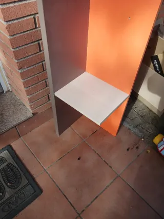 Estantería de madera beige y naranja