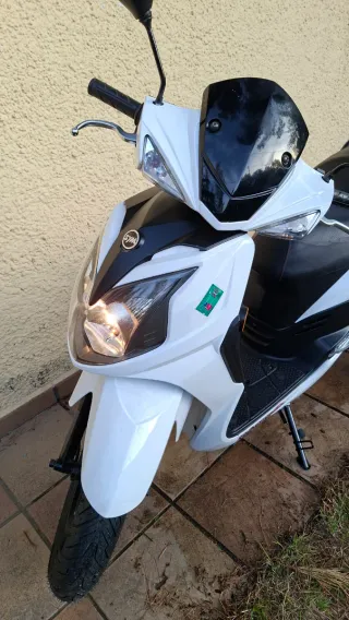 Moto SYM Symphony 125cc Blanca