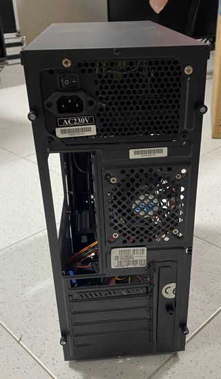 Caja PC con Fuente de Alimentación