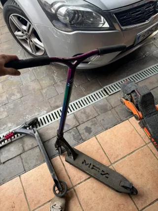 2 Patinetes Scooter: Negro/rojo y de gasolina