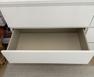 Cómoda blanca de madera