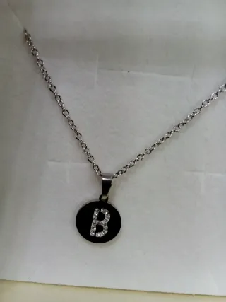 Collana con lettera in acciaio