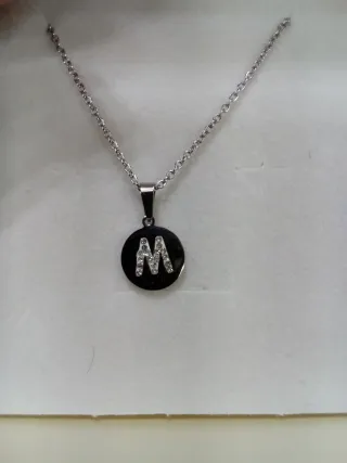 Collana con lettera in acciaio