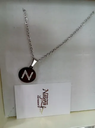 Collana con lettera in acciaio