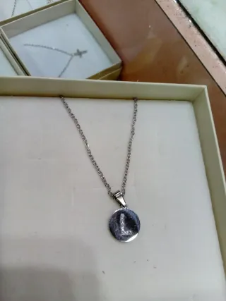 Collana con lettera in acciaio