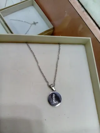 Collana con lettera in acciaio