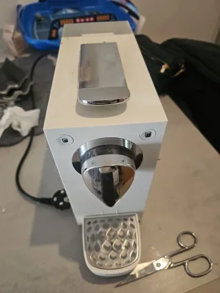 Cafetera de cápsulas blanca