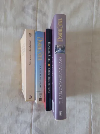 LOTE DE 4 VOLÚMENES DE DANIELLE STEEL.