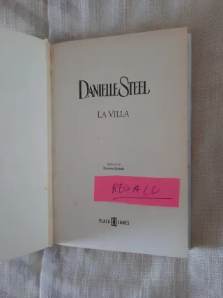 LOTE DE 4 VOLÚMENES DE DANIELLE STEEL.