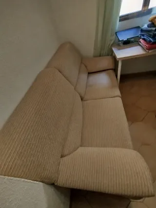 Sofá de 2 plazas beige. Casi sin uso.