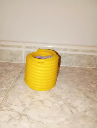 Vela decorativa moderna amarilla